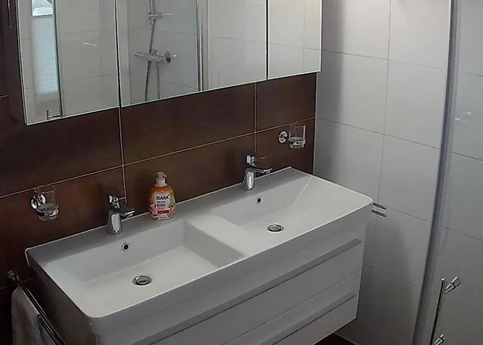 Mit Komplett Eingerichteter Kuechenzeile Im Wohnraum By Interhome 아파트