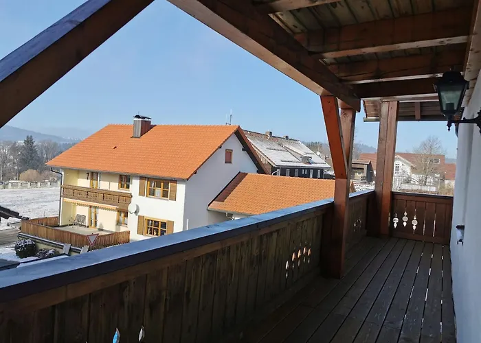Mit Komplett Eingerichteter Kuechenzeile Im Wohnraum By Interhome 아파트 하이드뮐