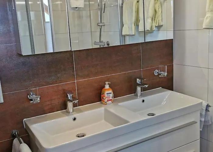 Mit Komplett Eingerichteter Kuechenzeile Im Wohnraum By Interhome 아파트 하이드뮐